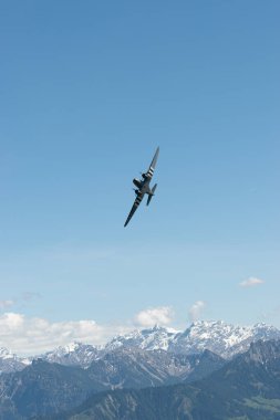 Ren Vadisi, Saint Gallen, İsviçre, 30 Mayıs 2025 P315087 Douglas C-47-DL pervane uçağı Hoher Kasten Dağı 'nın tepesinden görülen bir hava gösterisi sırasında sahne alıyor.