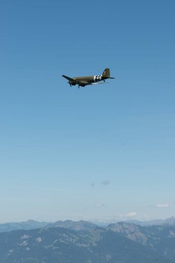 Ren Vadisi, Saint Gallen, İsviçre, 30 Mayıs 2025 P315087 Douglas C-47-DL pervane uçağı Hoher Kasten Dağı 'nın tepesinden görülen bir hava gösterisi sırasında sahne alıyor.
