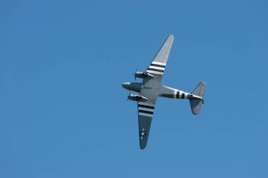 Ren Vadisi, Saint Gallen, İsviçre, 30 Mayıs 2025 P315087 Douglas C-47-DL pervane uçağı Hoher Kasten Dağı 'nın tepesinden görülen bir hava gösterisi sırasında sahne alıyor.