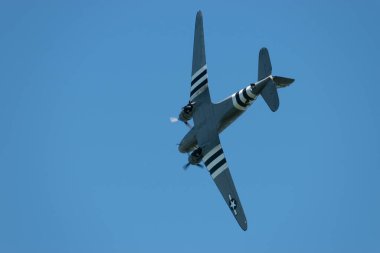 Ren Vadisi, Saint Gallen, İsviçre, 30 Mayıs 2025 P315087 Douglas C-47-DL pervane uçağı Hoher Kasten Dağı 'nın tepesinden görülen bir hava gösterisi sırasında sahne alıyor.