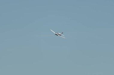 Ren Vadisi, Saint Gallen, İsviçre, 30 Mayıs 2025 HB-PES Piper Saratoga SP pervane uçağı Hoher Kasten Dağı 'nın tepesinden görülen bir hava gösterisinde sahne alıyor.