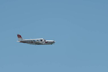 Ren Vadisi, Saint Gallen, İsviçre, 30 Mayıs 2025 HB-PES Piper Saratoga SP pervane uçağı Hoher Kasten Dağı 'nın tepesinden görülen bir hava gösterisinde sahne alıyor.