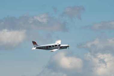 Ren Vadisi, Saint Gallen, İsviçre, 30 Mayıs 2025 HB-PES Piper Saratoga SP pervane uçağı Hoher Kasten Dağı 'nın tepesinden görülen bir hava gösterisinde sahne alıyor.