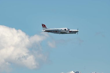 Ren Vadisi, Saint Gallen, İsviçre, 30 Mayıs 2025 HB-PES Piper Saratoga SP pervane uçağı Hoher Kasten Dağı 'nın tepesinden görülen bir hava gösterisinde sahne alıyor.