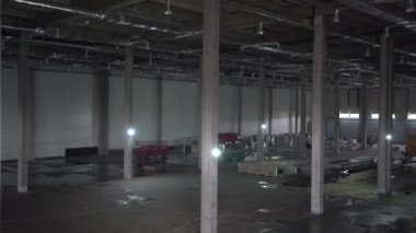 İnşaat halindeki büyük bir depodaki havalandırma kanalları..