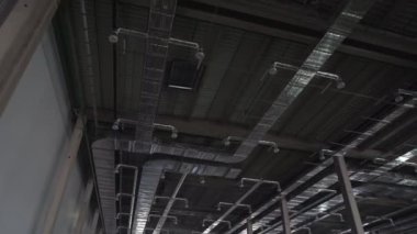 İnşaat halindeki büyük bir depodaki havalandırma kanalları..