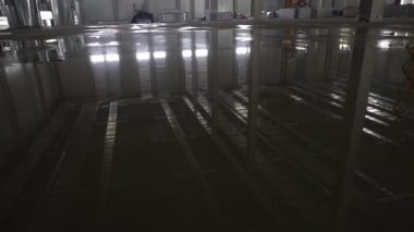 İnşaat halindeki büyük bir depodaki havalandırma kanalları..