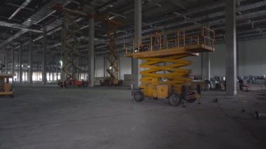 New York, ABD, 28 Eylül 2022: İnsanlar depoda endüstriyel hidrolik asansör makinesi kullanıyorlar.