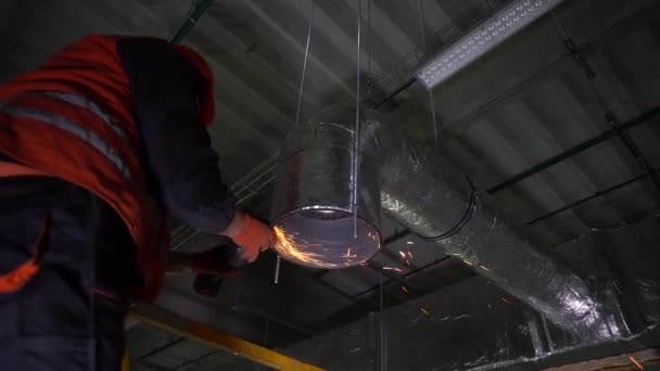 2022年9月28日 美国纽约 专业男性工人用磨床切割通风管 — 图库视频影像