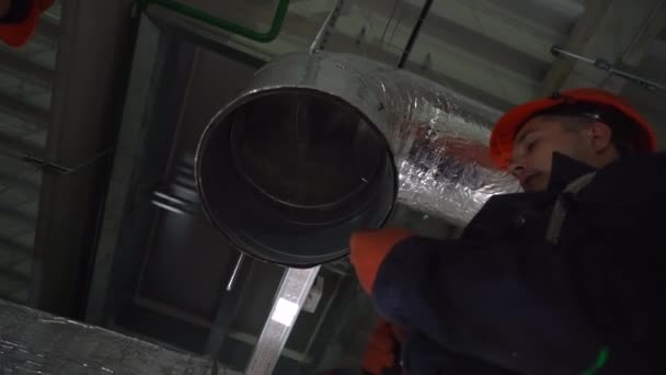 New York Usa Září 2022 Muž Pracovník Instalovat Potrubí Worehouse — Stock video