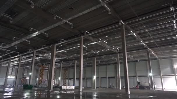 兴建中的大型仓库内的通风管 — 图库视频影像