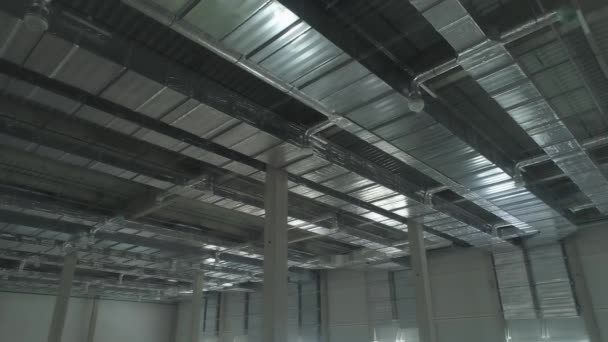 兴建中的大型仓库内的通风管 — 图库视频影像