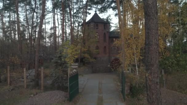 Landschaftlich Schönes Ferienhaus Wald Drohnenblick Aus Der Luft — Stockvideo