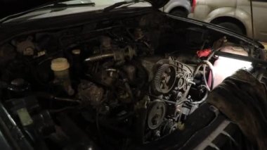 Garajdaki motor tamir arabası.