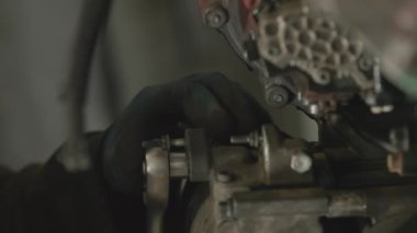 Araç servisindeki tamirci aracı tamir ediyor. 