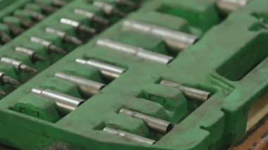 Modern benzin istasyonunda araba tamiri için farklı araçlar içeren yeşil kutu.