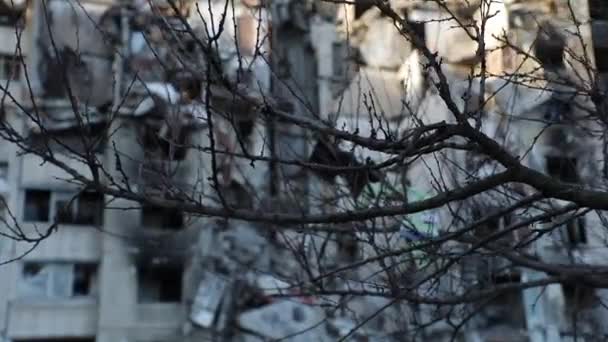 Charkiw Ein Wohnhaus Das Von Russen Zerstört Wurde Die Die — Stockvideo