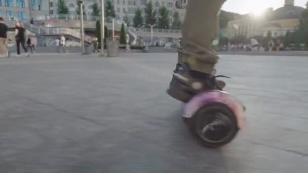 Kiev Oekraïne September 2021 Jongens Rijden Gyroboard Hoverboard Een Stad — Stockvideo