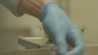 Kyiv, Ukrayna, 23 Ocak 2023. Kadınların et sıralaması ve kilo alma görüntülerine yakın çekim