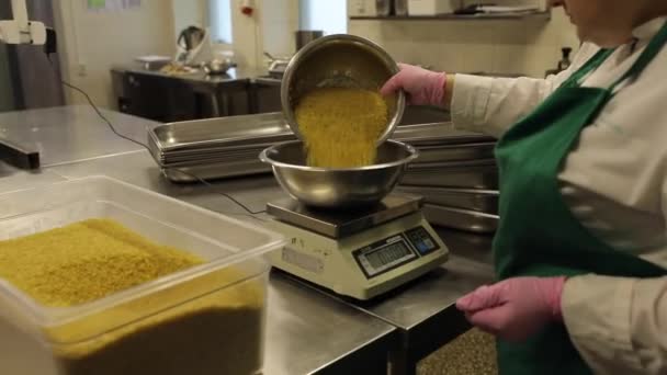Kiev Ucrania Enero 2023 Producción Alimentos Esterilizados División Alimentos Porciones — Vídeos de Stock