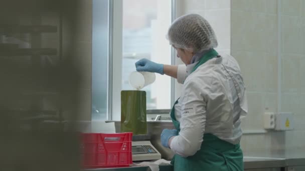 乌克兰基辅 2023年1月23日 消毒食品的生产 将食物分为若干部分 — 图库视频影像