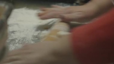 Bir kadın hamur mayasından turta yapar. Mutfakta turta pişiriyorum.