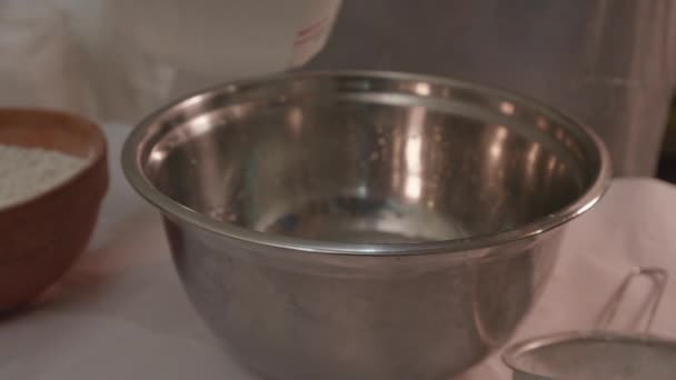 Γκρο Πλαν Άποψη Της Γυναίκας Ρίχνει Ζεστό Νερό Για Κάνει — Αρχείο Βίντεο