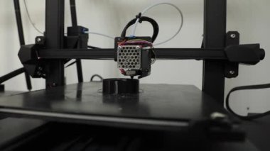 3D detayları işleyen ve yazdıran modern 3D yazıcının yakın görüntüsü