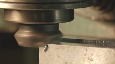 Değirmen makinesiyle alüminyumdan ayrıntı üretiliyor