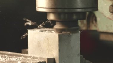 Değirmen makinesiyle alüminyumdan ayrıntı üretiliyor