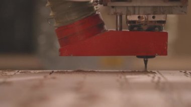 CNC değirmen makinesindeki kontrplak parçalarının üretimi