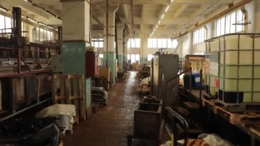 Kamera eski fabrikanın atölyesinde hareket ediyor.