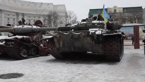 Kijów Ukraina Lutego 2023 Ekspozycja Zniszczonych Pojazdów Pancernych Rosyjskich Najeźdźców — Wideo stockowe