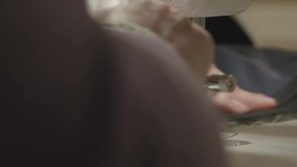Dikiş Makinesinin Yakın Görüntüsü Terzi Tekstil Fabrikasında Profesyonel Bir Makineyle — Stok video