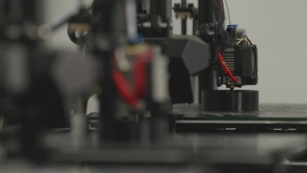 Vue Rapprochée Imprimante Moderne Travaillant Imprimant Des Détails — Video