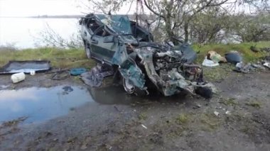 Kherson 'a giderken Rus birlikleri tarafından yok edilen İvil arabası.