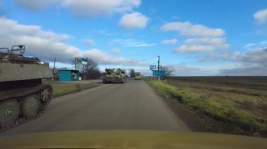 Ukrayna ordusunun ağır zırhlı araçları yolda ilerliyor..