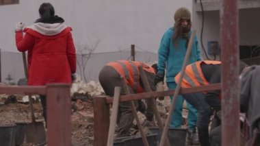 Bucha, Kyiv bölgesi, Ukrayna, 12 Şubat 2023. Gönüllüler, Ukrayna 'da Rus piçleri tarafından yıkılan bir evin kalıntılarını parçalıyorlar.