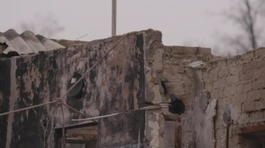 Bucha, Kyiv bölgesi, Ukrayna, 12 Şubat 2023. Gönüllüler, Ukrayna 'da Rus piçleri tarafından yıkılan bir evin kalıntılarını parçalıyorlar.
