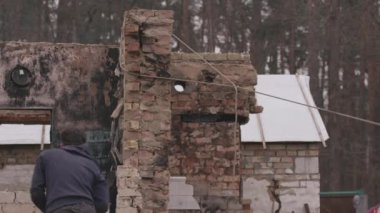 Bucha, Kyiv bölgesi, Ukrayna, 12 Şubat 2023. Gönüllüler, Ukrayna 'da Rus piçleri tarafından yıkılan bir evin kalıntılarını parçalıyorlar.