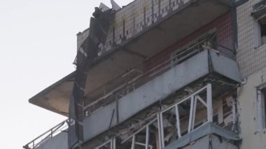 Dnipro şehri, Ukrayna. Rus füzesinin vurduğu bir apartmanı yerle bir etti.