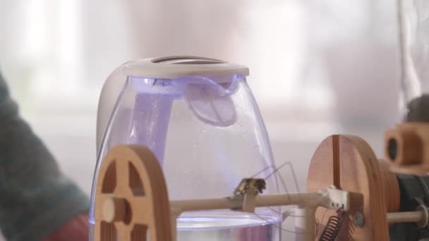 Otomatik Yapımı Bir Çay Makinesi Bir Fincan Çay Hazırlar — Stok video
