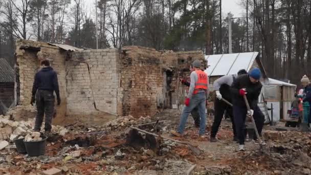 Bucha Gebiet Kiew Ukraine Februar 2023 Freiwillige Zerlegen Ruinen Eines — Stockvideo