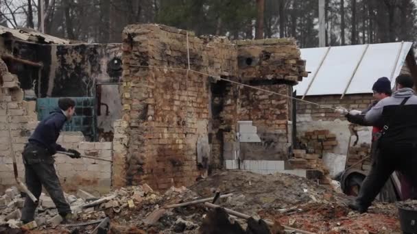 Bucha Obwód Kijowski Ukraina Lutego 2023 Wolontariusze Demontują Ruiny Domu — Wideo stockowe