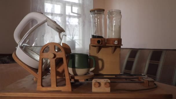 Μια Αυτόματη Σπιτική Μηχανή Τσαγιού Ετοιμάζει Ένα Φλιτζάνι Τσάι — Αρχείο Βίντεο