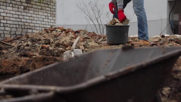 Bucha Región Kiev Ucrania Febrero 2023 Voluntarios Desarman Ruinas Una — Vídeo de stock