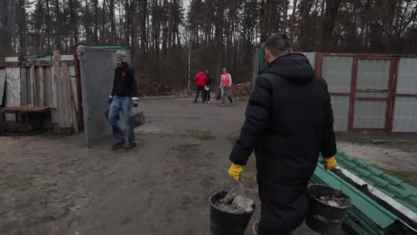 ブチャ キエフ地方 ウクライナ 2023年2月12日 ボランティアは ロシア人の野郎によって破壊されたウクライナの家の遺跡を分解する — ストック動画