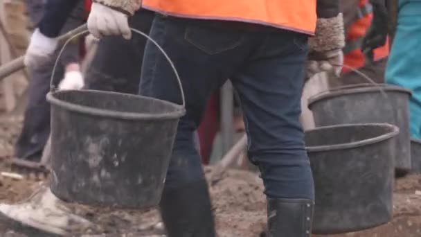 Bucha Περιφέρεια Kyiv Ουκρανία Φεβρουαρίου 2023 Εθελοντές Αποσυναρμολογούν Ερείπια Σπιτιού — Αρχείο Βίντεο
