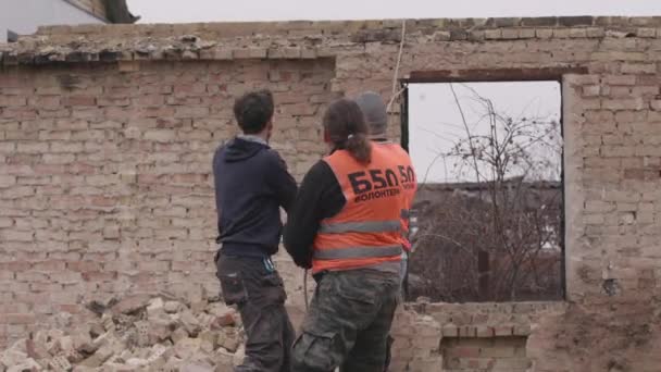 乌克兰基辅地区布查 2023年2月12日 义工拆除了乌克兰一座被俄罗斯混蛋摧毁的房屋的废墟 — 图库视频影像