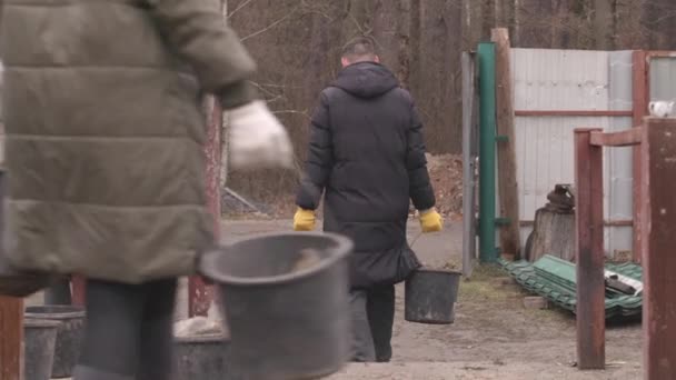 Bucha Região Kiev Ucrânia Fevereiro 2023 Voluntários Desmontam Ruínas Uma — Vídeo de Stock